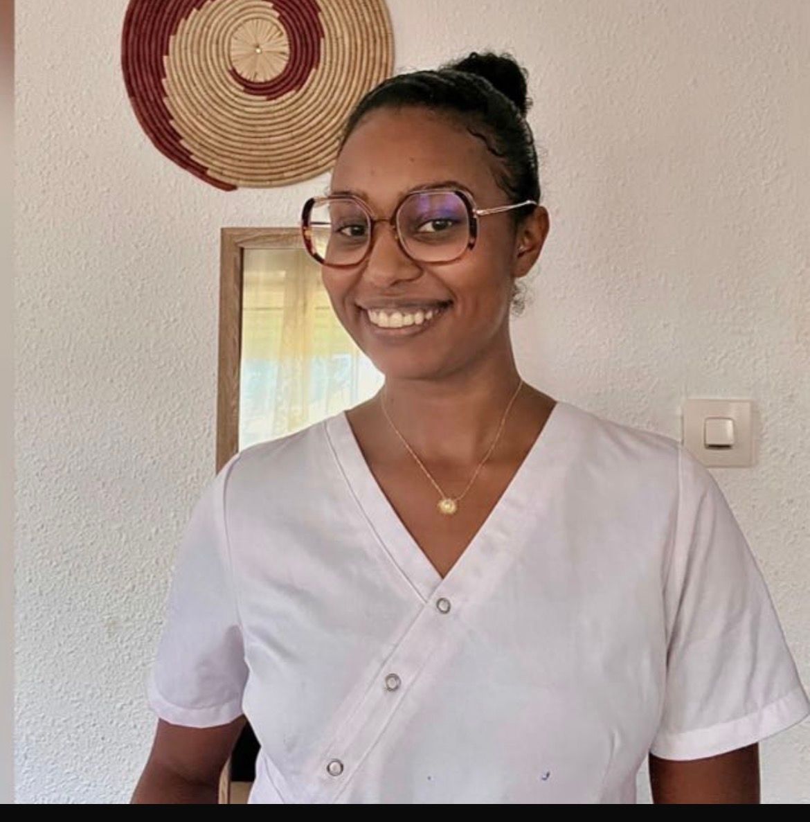 Portrait de Melissa Achamana, ostéopathe à Cayenne